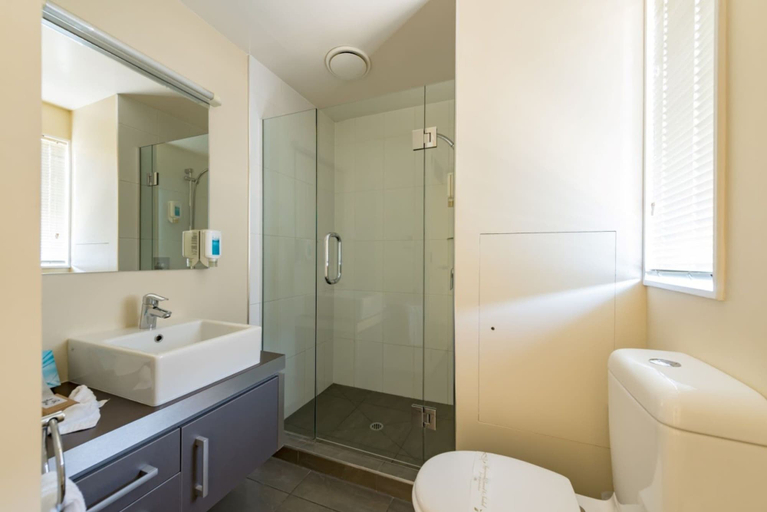 Bathroom 5, Edgewater Palms Apartments, Far North