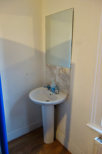 Bathroom 5, Saint James Backpackers, London