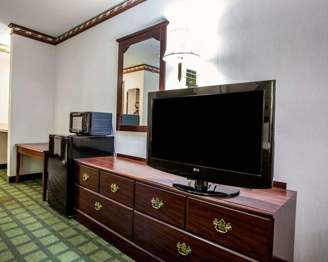 Others 5, Quality Inn Arcola, Douglas