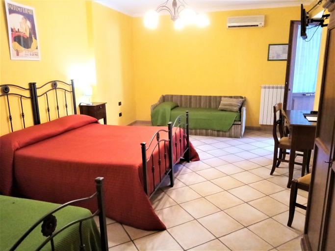 Bedroom 4, Albergo Pace, Napoli