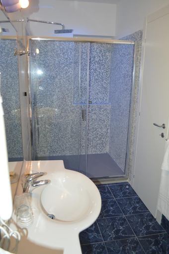 Bathroom 5, Hotel delle Rose, La Spezia