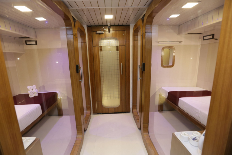 Bathroom 4, Qubestay Airport Capsule Hotel & Hostel, Mumbai Suburban