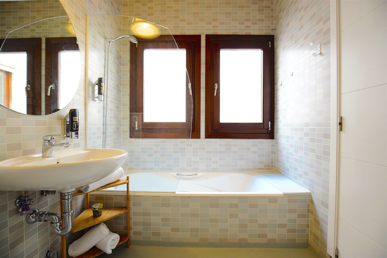 Bathroom 4, Montmari Apartments Turismo de Interior, Baleares