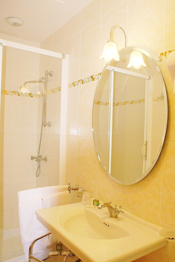 Bathroom 3, Hôtel La Verperie, Dordogne