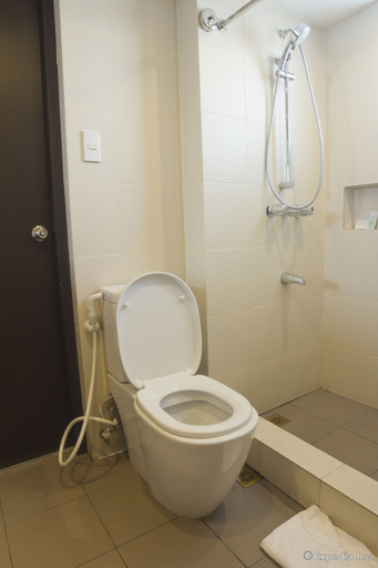 Bathroom 4, Copacabana Apartment Hotel, Pasay City