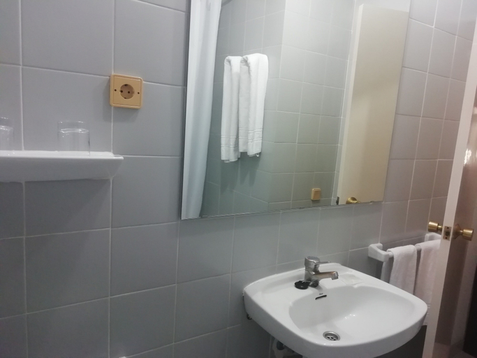 Bathroom 4, Hotel Monegal, Barcelona