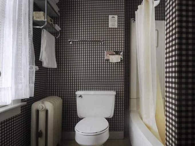 Bathroom 4, Hotel Coolidge, Windsor