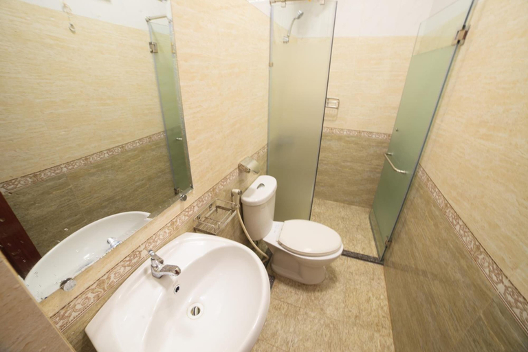Bathroom 5, Snooze Hotel, Huế
