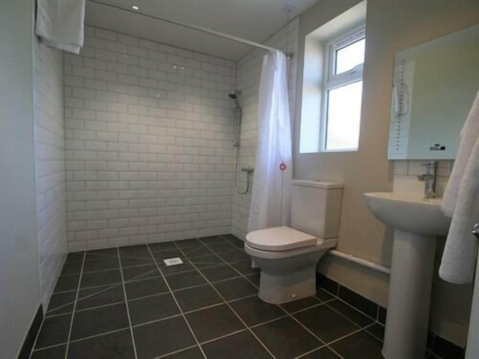 Bathroom, The Fox & Hounds, Swindon