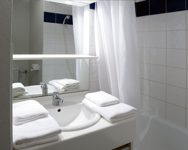 Bathroom 5, Sejours & Affaires Annecy Pont Neuf, Haute-Savoie