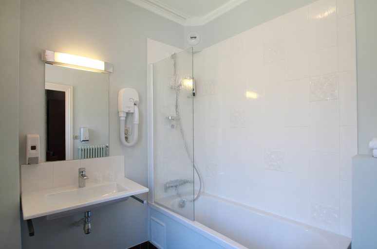 Bathroom 5, Grand Hôtel de L'Europe, Finistère