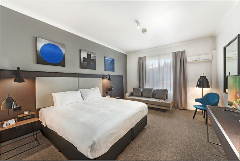 Bedroom 1, CKS Sydney Airport Hotel, Rockdale
