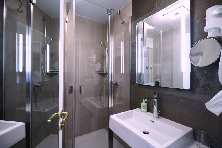 Bathroom 5, Hotel Alter Wirt, Freising