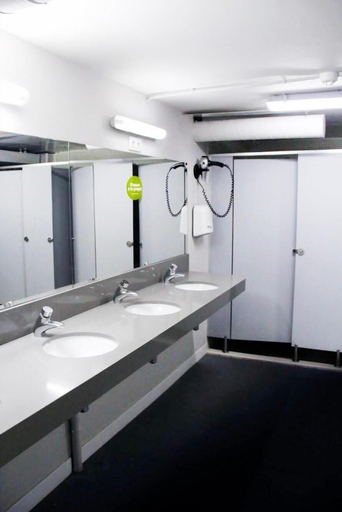 Bathroom 4, Hola Hostal Eixample - Hostel, Barcelona
