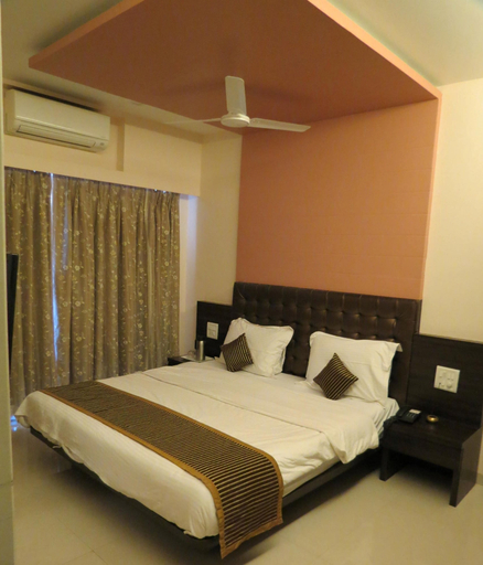 Bedroom 3, Hotel Sunny International, Satara