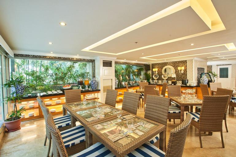 Food & Drinks 5, Orchid Garden Suites, Pasay City