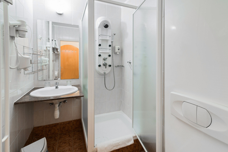 Bathroom 5, Hotel Barátság Hajdúszoboszló Superior, Hajdúszoboszló