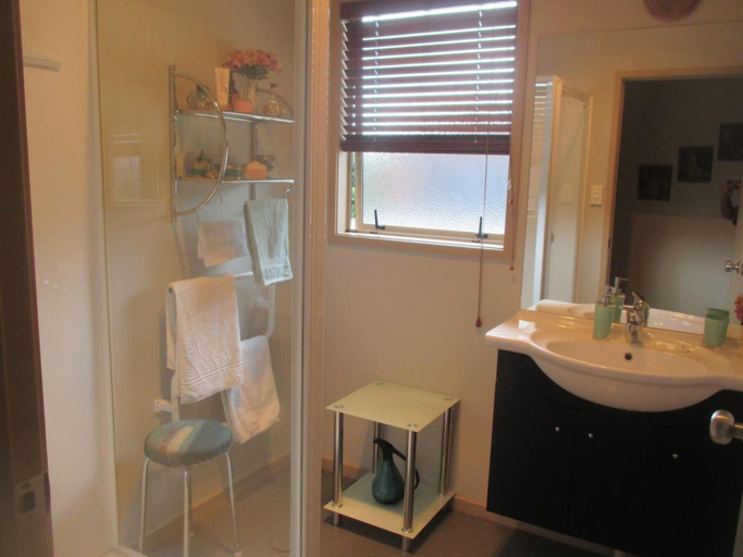 Bathroom 4, Kauri Lodge Karapiro, Waipa