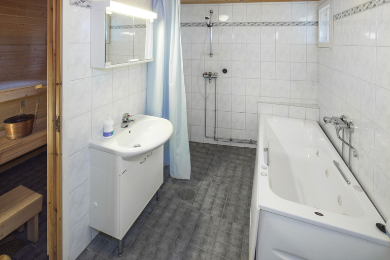 Bathroom 3, Holiday Club Punkaharju, Southern Savonia