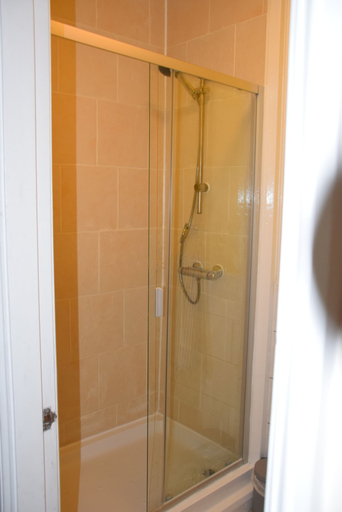 Bathroom 2, Apartment Northfields, London