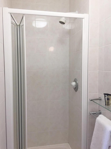 Bathroom 4, Arundel House Hotel, Cambridgeshire