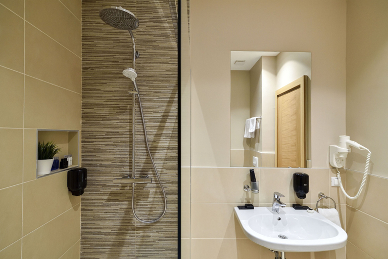 Bathroom 4, Hotel Opera Garni, Belgrade