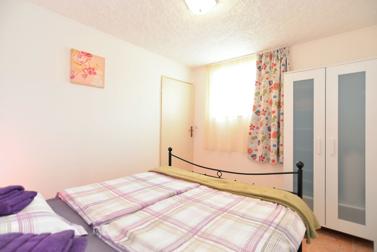 Bedroom 2, Apartment 669, Fažana
