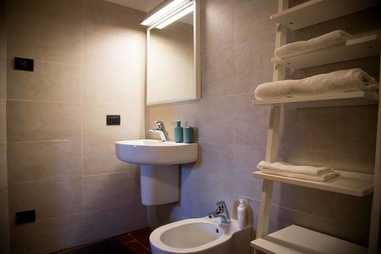 Bathroom 3, Tenuta Valtoppa, Novara