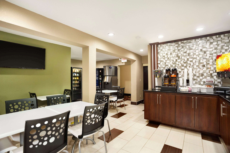 Food & Drinks 5, Super 8 by Wyndham Joplin, Newton