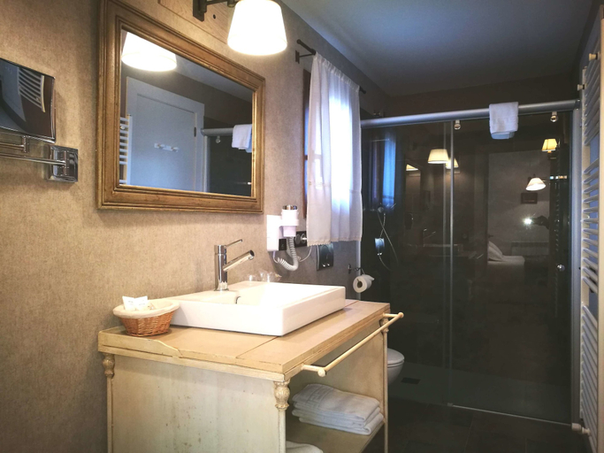 Bathroom 3, Hotel Plaza, Huesca