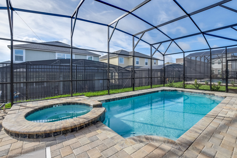Sport & Beauty 5, Luxury 6 Bed Villa With Saltwater Pool & Spa, Osceola