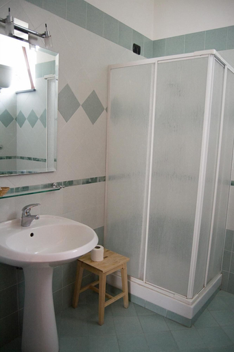 Bathroom 5, Albergo Pace, Napoli