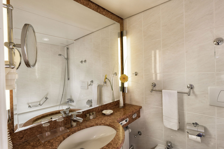 Bathroom 5, Maritim TitiseeHotel Titisee - Neustadt, Breisgau-Hochschwarzwald