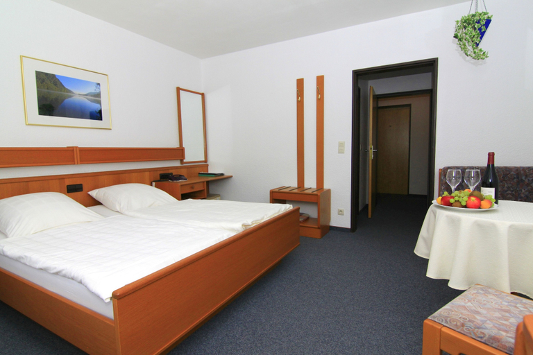 Bedroom 3, Hotel Weinstube Klasen, Cochem-Zell
