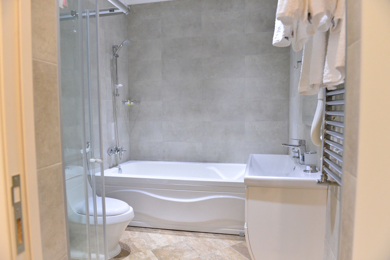 Bathroom 4, East Legend, Baku