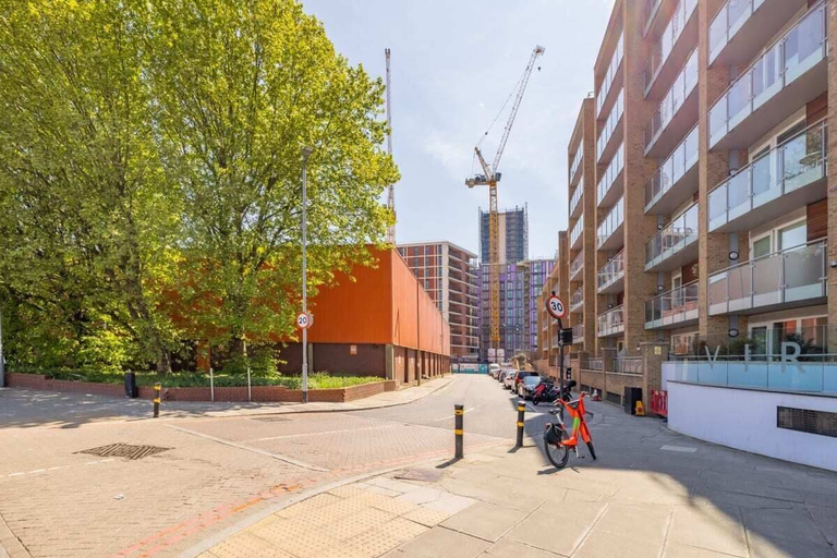 Others 5, The Nine Elms Lane Arms - Stunning & Bright 2bdr Flat With Balconies, London
