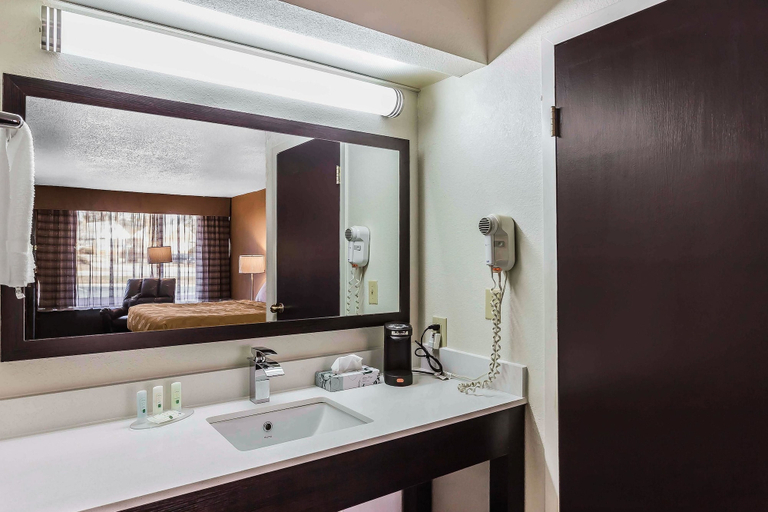 Bathroom 5, Quality Inn South Boston - Danville East, Halifax