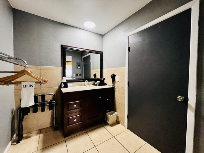 Bathroom 3, Hotel Vernon, Wilbarger