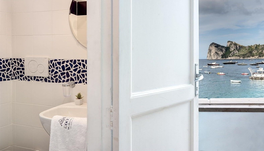 Bathroom 3, The Fisherman's Suite, Napoli