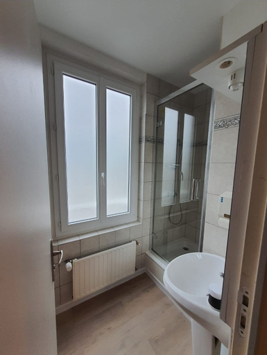Bathroom 4, New Windsor, Seine-Maritime