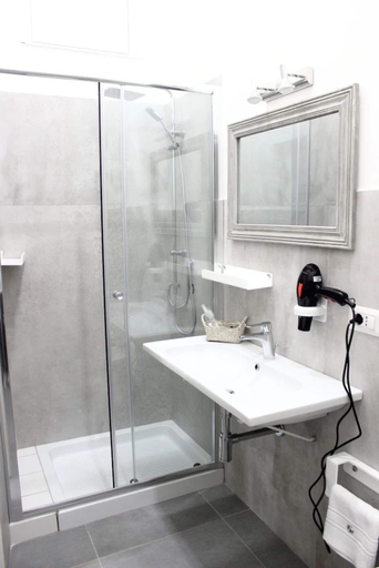 Bathroom 4, Hotel San Michele, Napoli