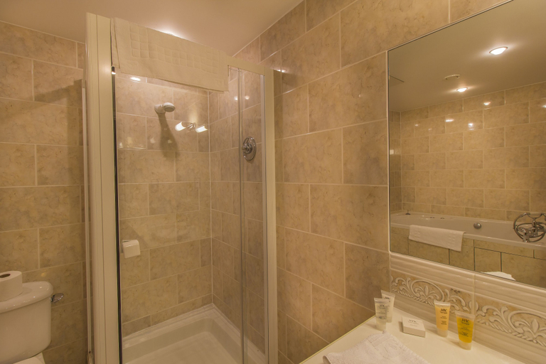 Bathroom 4, Best Western Three Swans, Leicestershire