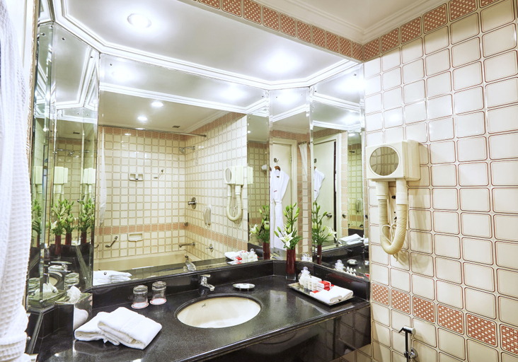 Bathroom 5, The Gateway Hotel Beach Road Calicut, Kozhikode