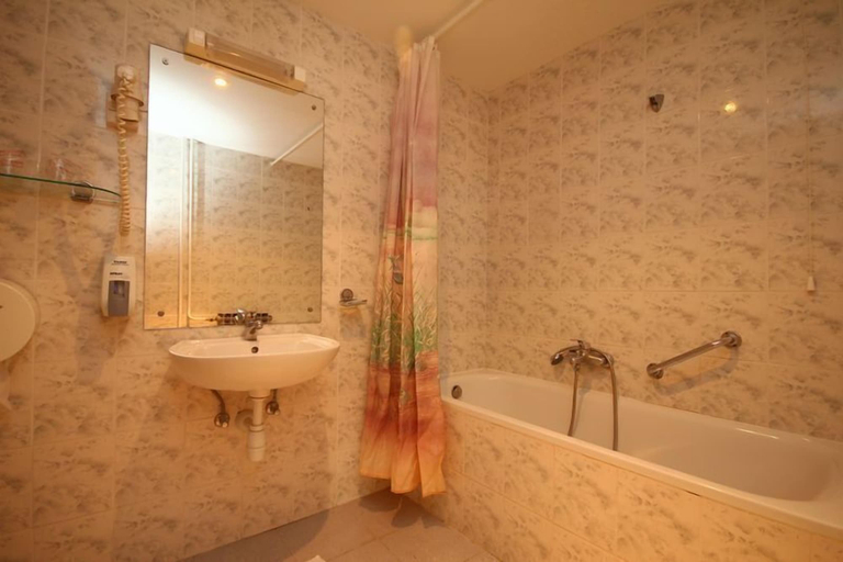 Bathroom 5, Hotel Pula, Pula