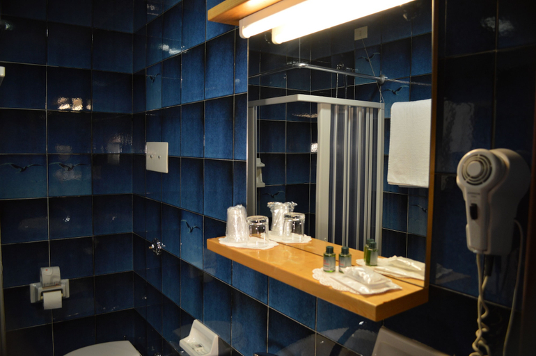 Bathroom 4, Hotel Sagittario, Padua
