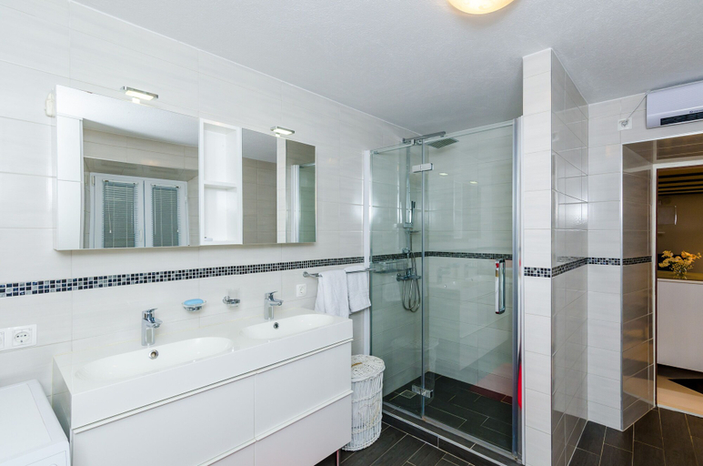 Bathroom 4, Holiday Home Avantgarde, Dubrovnik