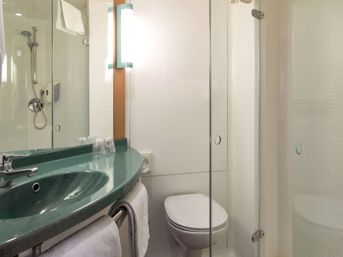 Bathroom 5, ibis Aalst Centrum, Oost-Vlaanderen