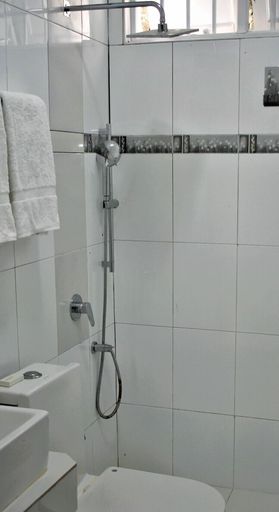 Bathroom, Explore Island Inn