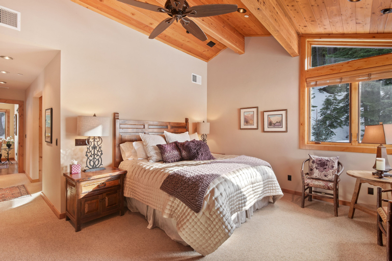 Wulf's Lodge at Olympic Valley Unwind in Hot Tub!, Placer