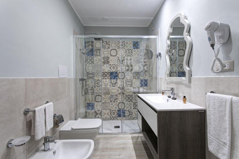 Bathroom 5, Les Sables Noirs & Spa, Messina